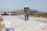 Làng nghề muối truyền thống Hà Tĩnh chuẩn bị cho vụ sản xuất mới