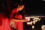 Lung linh hoa đăng trong lễ tưởng niệm Chế Thắng phu nhân Nguyễn Thị Bích Châu