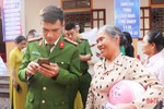 Hỗ trợ người dân thị xã Hồng Lĩnh sử dụng các dịch vụ số