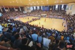 Nhà thi đấu Hà Tĩnh chật kín khán giả cổ vũ cho các VĐV bóng chuyền