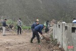 Dọn dẹp điểm tập kết rác “tra tấn” người dân Hương Sơn