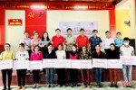 Trao 100 triệu đồng hỗ trợ 10 hội viên phụ nữ xã vùng biên Hà Tĩnh vay vốn