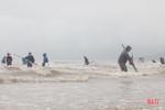 Hàng trăm ngư dân hối hả cào ốc ruốc dạt bờ biển Hà Tĩnh