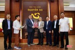 Đoàn công tác Đại học Harvard trao kỷ vật cho Khu di tích Nguyễn Du