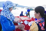 Hải sản đầu mùa du lịch tăng giá, ngư dân Hà Tĩnh phấn khởi vươn khơi