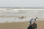 Tìm tung tích thi thể trôi dạt vào bờ biển Cẩm Xuyên