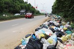 Rác thải ngập đường ở thị trấn Hương Khê