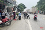 Mất an toàn giao thông khi chợ lấn đường ở Nghi Xuân