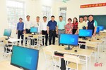 Hỗ trợ 10 máy vi tính cho trường học ở xã biên giới Hương Khê