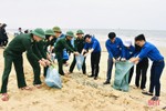 600 đoàn viên, chiến sĩ biên phòng ra quân làm sạch bãi biển Thiên Cầm