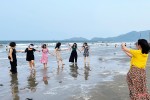 Nườm nượp du khách về biển Lộc Hà “giải nhiệt”