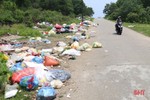 Rác thải “bủa vây” đường liên xã ở Nghi Xuân