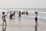 Sau lễ khai trương, đông đảo du khách đã tới biển Lộc Hà