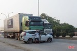 Xe container tông Mitsubishi Xpander xoay ngang trên QL 1 ở Hà Tĩnh