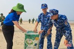 Tuổi trẻ Nghi Xuân làm sạch môi trường đón mùa du lịch biển