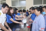 Công đoàn, đoàn thanh niên Cục thuế tỉnh và Báo Hà Tĩnh trao 900 suất cháo hỗ trợ bệnh nhân nghèo