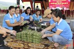 Xem chị em Hà Tĩnh gói 720 chiếc bánh chưng dâng Quốc Tổ