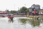 Hàng ngàn người dân “đội nắng” cổ vũ đua thuyền trên sông Cụt
