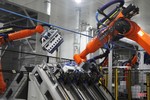 Cận cảnh chạy thử dàn robot của Nhà máy Sản xuất Pin VinES