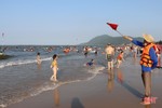 Các bãi biển Hà Tĩnh kín khách du lịch
