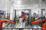 Dàn robot thay thế 80% sức người ở nhà máy sản xuất pin của Vingroup