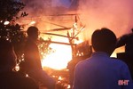 “Bà hỏa” thiêu rụi căn nhà gỗ của 1 hộ dân ở Hương Khê