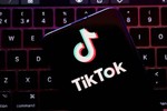Áo cấm công chức cài TikTok trên điện thoại công việc