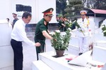 Bộ trưởng Bộ Quốc phòng dâng hương tại Ngã ba Đồng Lộc