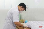 Bác sỹ và nhân viên Trung tâm Y tế huyện Hương Sơn hiến máu cứu người