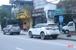 “Vô tư” đỗ xe tại điểm dừng, đón trả khách của xe buýt ở TP Hà Tĩnh