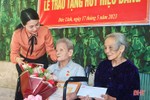 Vũ Quang trao Huy hiệu Đảng cho 31 đảng viên