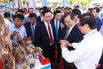 Chủ tịch Quốc hội Vương Đình Huệ tham quan các sản phẩm tiêu biểu Hà Tĩnh
