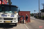 Thùng container rơi khỏi xe trên quốc lộ 1 qua Hà Tĩnh