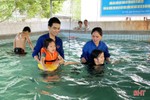 Hương Khê phấn đấu có trên 80% trẻ em biết bơi an toàn
