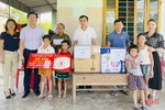 Cẩm Xuyên, Thạch Hà trao gần 1.300 suất quà cho trẻ em nhân Ngày Quốc tế thiếu nhi