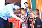 Nhiều phần quà đến với trẻ em dân tộc Chứt nhân dịp Tết Thiếu nhi