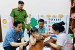 Nhiều phần quà đến với trẻ em khó khăn của thị xã Hồng Lĩnh