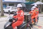 Nhân viên điện lực Hà Tĩnh phát loa di động kêu gọi tiết kiệm điện