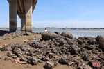 Nhà thầu “quên” hàng trăm tấn “rác” đá, bê tông dưới chân cầu Cửa Nhượng