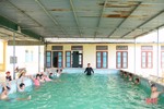 Học sinh Can Lộc thích thú đến trường học bơi dịp hè 