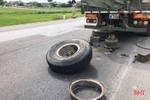 2 ôtô gặp nạn khi xe đầu kéo rơi lốp lúc đang chạy trên quốc lộ ở Hà Tĩnh
