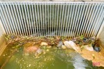 Rác thải sinh hoạt “kẹt cứng” tại lưới chắn kênh Ngàn Trươi - Cẩm Trang