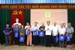 Hội Người cao tuổi Việt Nam tặng quà người cao tuổi có công ở TP Hà Tĩnh