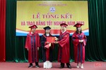 Trường Đại học Hà Tĩnh trao bằng tốt nghiệp cho 139 sinh viên
