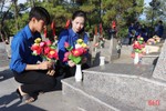 Tuổi trẻ Hà Tĩnh dâng hàng nghìn đóa hoa lên mộ liệt sỹ