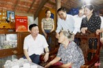 Phó Thủ tướng Trần Hồng Hà dâng hương và tặng quà các gia đình chính sách ở Hà Tĩnh