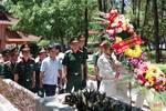 Đoàn công tác Học viện Quốc phòng dâng hương tưởng niệm tại Ngã ba Đồng Lộc