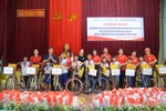 Trao 10 xe đạp cho học sinh và nhiều suất quà cho ngư dân ở Nghi Xuân
