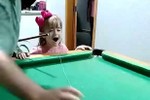 Bố nhổ răng cho con gái bằng cách đánh bi-a