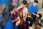 Trao tặng ảnh phục dựng chân dung Anh hùng liệt sĩ Phan Đình Giót cho thân nhân